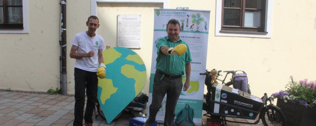 Das Motto der Sommerradtour „Kickt die Tonne!“ ist durchaus wörtlich zu nehmen, denn im Gepäck ist tatsächlich eine Tonne CO2, die Bürgermeister Albert Riedelsheimer (rechts) und Initiator Dr. Michael Bilharz mal so richtig "umhauen" konnten. 