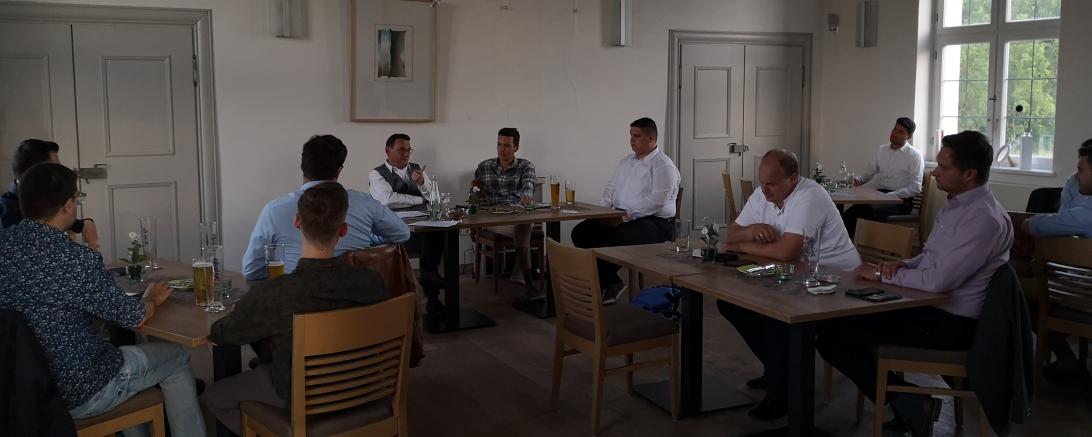 JU-Mitglieder sitzen in Raum mit Ulrich Lange