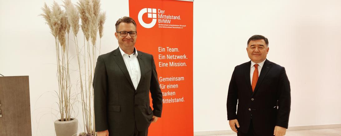 v.re.) S.E. Nabjon Kasimov, Botschafter Usbekistans, und Hans-Joachim Meinert, Geschäftsführer von FRANKENRASTER sprachen über Digitalisierungsmöglichkeiten und die Idee eines Joint-Ventures.