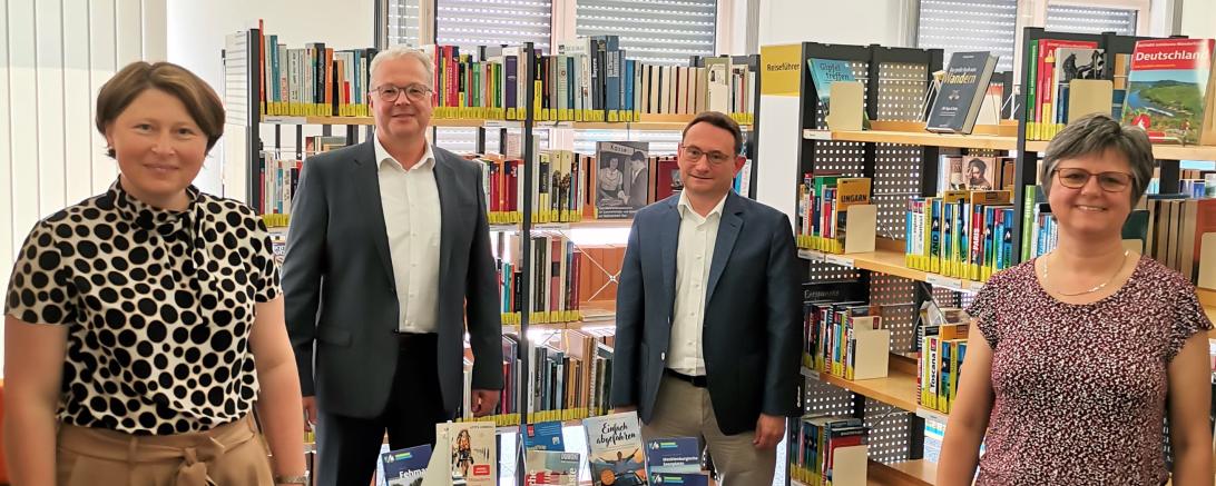 Freude über die Förderung der Stadtbücherei Rain (v.l.): 2. Bürgermeisterin Claudia Marb, Bürgermeister Karl Rehm, Bundestagsabgeordneter Ulrich Lang und Stadtbüchereileiterin Beate Roger
