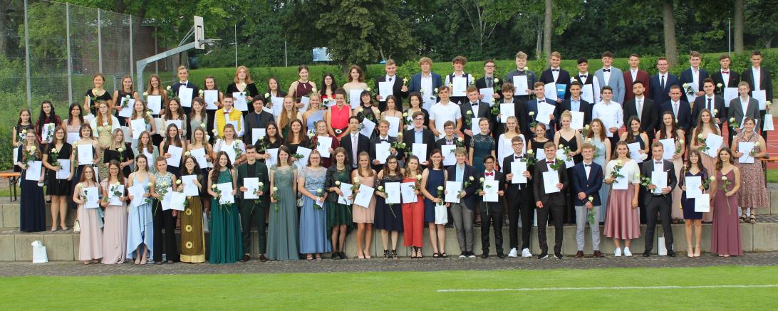 Alle 97 Abiturient*innen freuten sich bei der Zeugnisverleihung über ihre bestandene Reifeprüfung. 