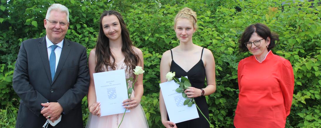 Schulleiter Robert Böse und Oberstufenkoordinatorin Ruth Hubel gratulierten den beiden besten Abiturientinnen Sophia Stiller und Johanna Gehring zur Traumnote 1,0.