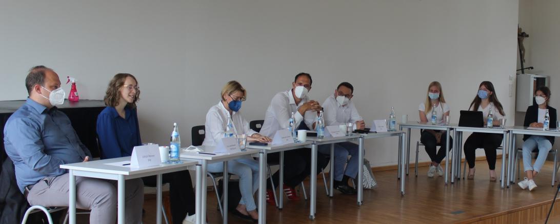 Von links: Ulrich Reiner, Eva Lettenbauer, Edeltraud Schwarz, Christoph Schmid, Ulrich Lange, Kathrin Merz, Romy Herbolt und Paula Meißler während der Podiumsdiskussion. 