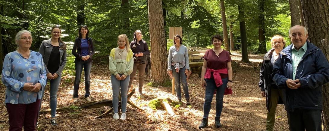Die Stadt Wemding möchte in den kommenden Monaten ihr Erholungsangebot weiterentwickeln und hat. Dazu wurden jetzt Mitarbeiter*innen der Tourist-Information zu Waldbaden-Begleiter*innen ausgebildet. 