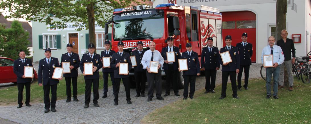 Auf dem Bild ist die Feuerwehrehrung in Maihingen zu sehen. 