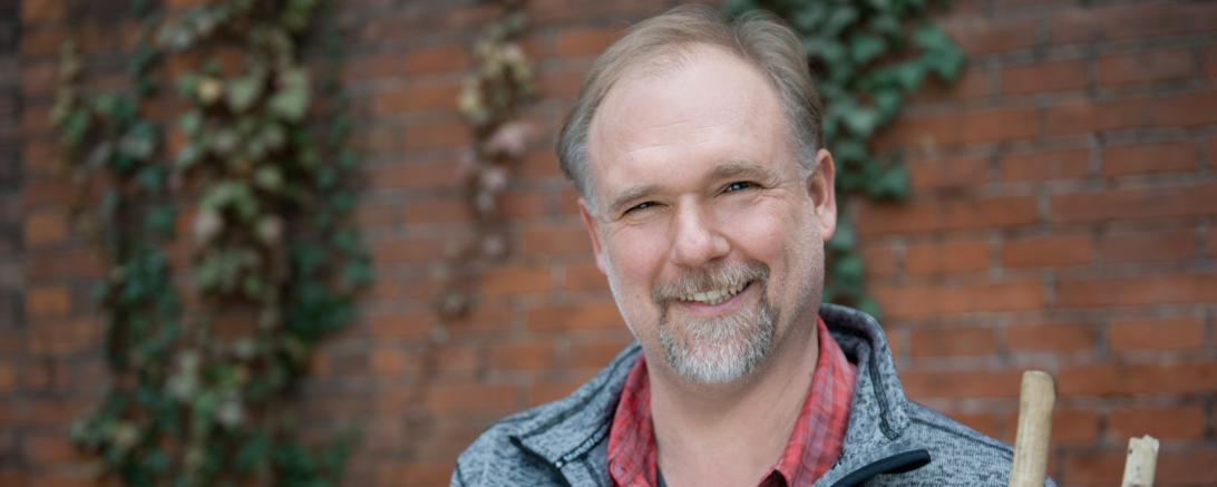 Mit seinem Buch „Pilgern quer durch’s Jahr“ (Claudius, 2019) gibt er thematische Anregungen zum Pilgern in allen Jahreszeiten.