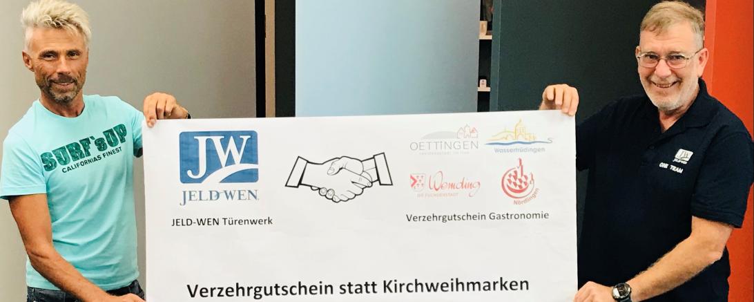 Betriebsratsvorsitzender Thomas Schürer (links) und Werkleiter Wolfgang Oswald bei der Übergabe. 