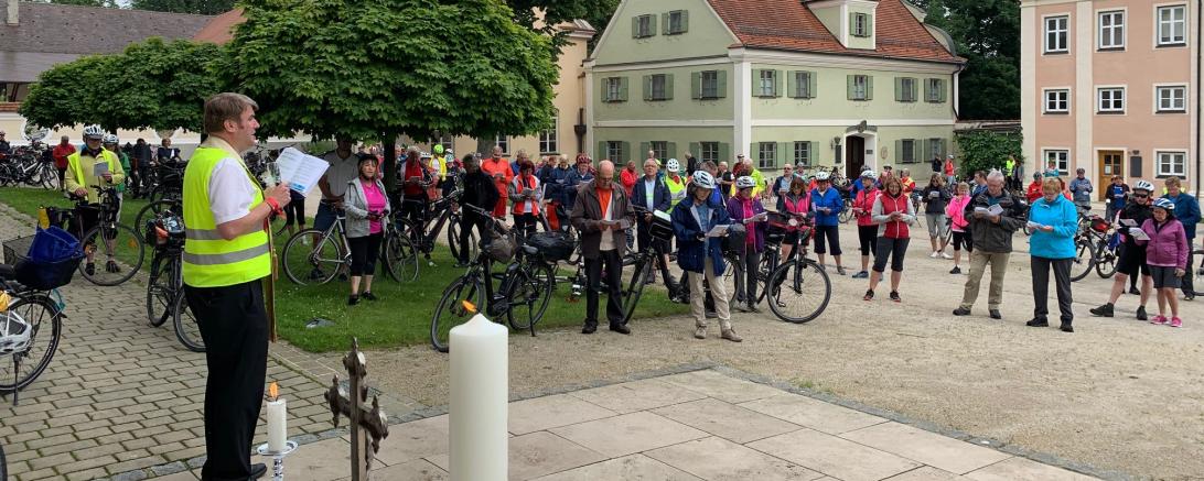 Am vergangenen Samstag fand die 16. Radwallfahrt in der Ulrichswoche statt. Es waren 200 Radwallfahrer, die von Donauwörth und Weisingen aus ans Grab des Heiligen Ulrichs nach Augsburg radelten. 