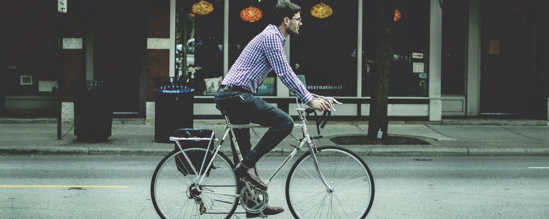 Das Bild zeigt einen Mann der Fahrrad fährt