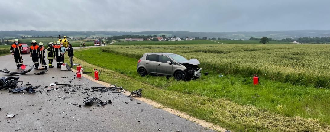 Eine Opel-Fahrerin wurde bei dem Unfall leicht verletzt. 