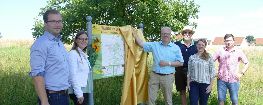 Am vergangenen Mittwoch wurde das neue Wanderwegenetz in Rain offiziell eröffnet. Auf dem Bild zu sehen (von links): Klemens Heininger (Landratsamt Donau-Ries), Sarah Siekmann (Stadt Rain), Bürgermeister Karl Rehm, Stadtrat Stefan Degmayr, Carina Stelzle (Stadt Rain) und Stadtrat Manuel Paula. 