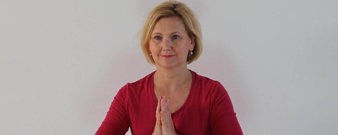 Frau in Yoga-Schneidersitz