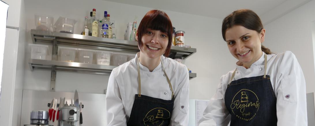 Regina Lanz (links) und ihre Auszubildende Sophia. 