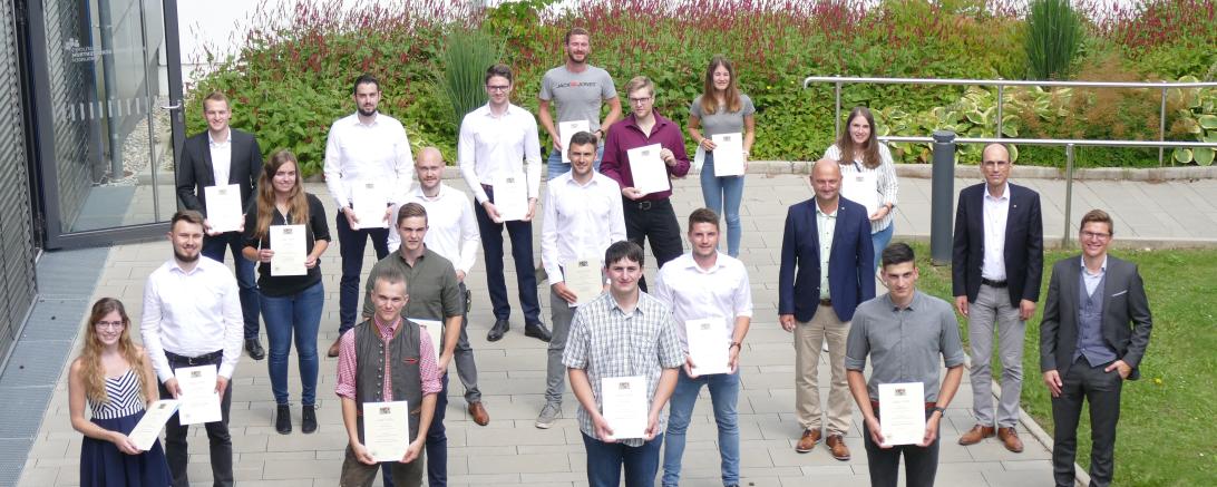 Die besten Absolvent*innen wurden mit dem Meisterpreis der Bayerischen Staatsregierung ausgezeichnet: Lukas Beck, Fabian Hubel, Tobias Krause, Stefanie Metzger, Fabian Steinle, Florian Ott, Marius Schmidt, Christian Schönemann, Marco Schüle (alle Maschinenbautechnik), Jochen Buckel, Simon Reiner, Simon Schneider, Béatrice Zenk (alle Mechatronik), Severin Holzmeier (Fahrzeugtechnik & Elektromobilität), Lara Stefany, Sophie-Marie Wagner und Ferdinand Weidhaußer (alle Bautechnik).
