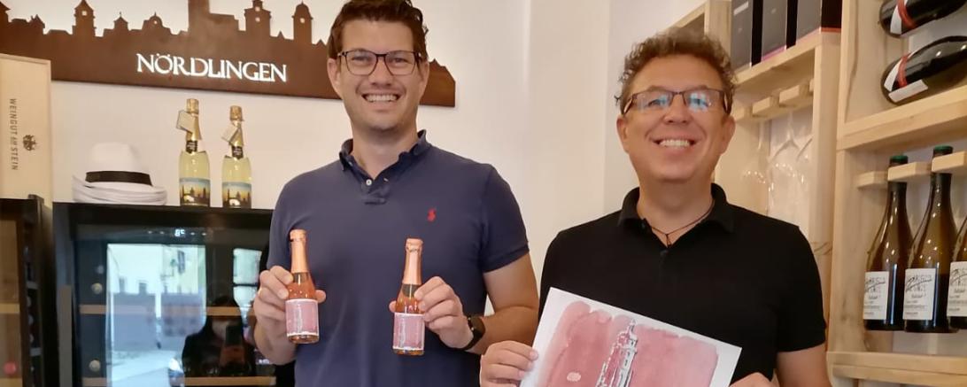 Das Bild zeigt Genuss Boxen Inhaber Sebastian Haag und Künstler Wolfgang Balzer.