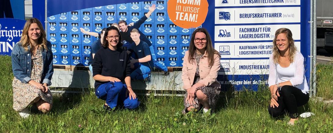 Für drei von ihnen beginnt nun ein neuer Lebensabschnitt. Auf dem Bild von links: Emily Uhl, Industriekauffrau, Elina Gutmann, Fachkraft für Lebensmitteltechnik, und Diana Seidenfus, Industriekauffrau, haben ihre Ausbildung am Standort Oettingen erfolgreich abgeschlossen. Ausbildungsleiterin Barbara Lechner (rechts) freut sich mit.