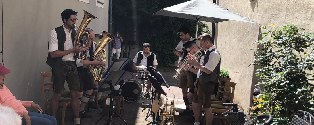 Die Polkabären bei ihrem Auftritt im Innenhof des Donauwörther Bürgerspitals. 