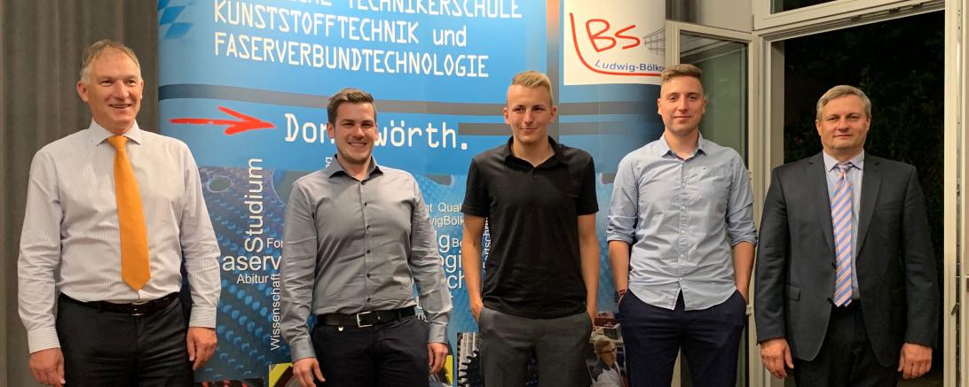 Mit dem Meisterpreis für besondere Leistungen in der Abschlussprüfung wurden vom bayerischen Staatsminister für Unterricht und Kultus, Herrn Prof. Dr. Piazolo (zweiter von links), folgende Absolventen ausgezeichnet: Jochen Lenart, Christian Reile und Aaron Günther. Übergeben wurden die Urkunden von Oberstudiendirektor Peter J. Hoffmann (links außen) und Studiendirektor Konrad Fieger. 