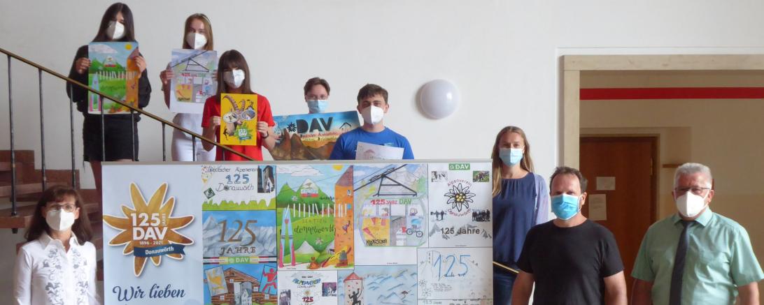 Alpenvereinsvorsitzende Claudia Reichenbacher (im Bild links) dankte allen Beteiligten für das Engagement und überreichte den gekürten Schülern Patrick Hummel, Katharina Kemler, Lara Lang, Luisa Maile und Stefanie Schuster einen Gutschein für einen Schnupperkurs in der Kletterhalle. OStD Karl Auinger (im Bild ganz rechts) zeigte sich erfreut über die Kooperation zwischen Gymnasium und Alpenverein.