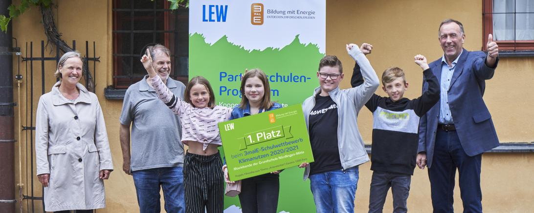 Im Beisein von Rektorin Birgit Obermair hat LEW-Kommunalbetreuer Peter Kraus (rechts) den Preis offiziell an die Siegerklasse und Dieter Scholz, Lehrer und Leiter der Projektgruppe (2.v.l.), übergeben.