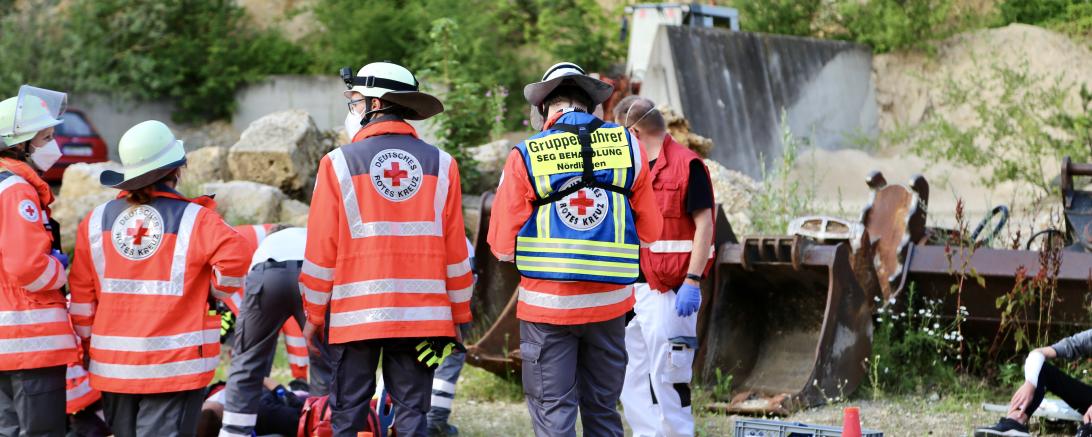 Vergangene Woche machte sich die Schnell-Einsatz-Gruppe Behandlung (SEG-Beh) des BRK Nordschwaben mit insgesamt zehn Sanitätern und zwei Fahrzeugen auf den Weg in einen nahe gelegenen Steinbruch. 