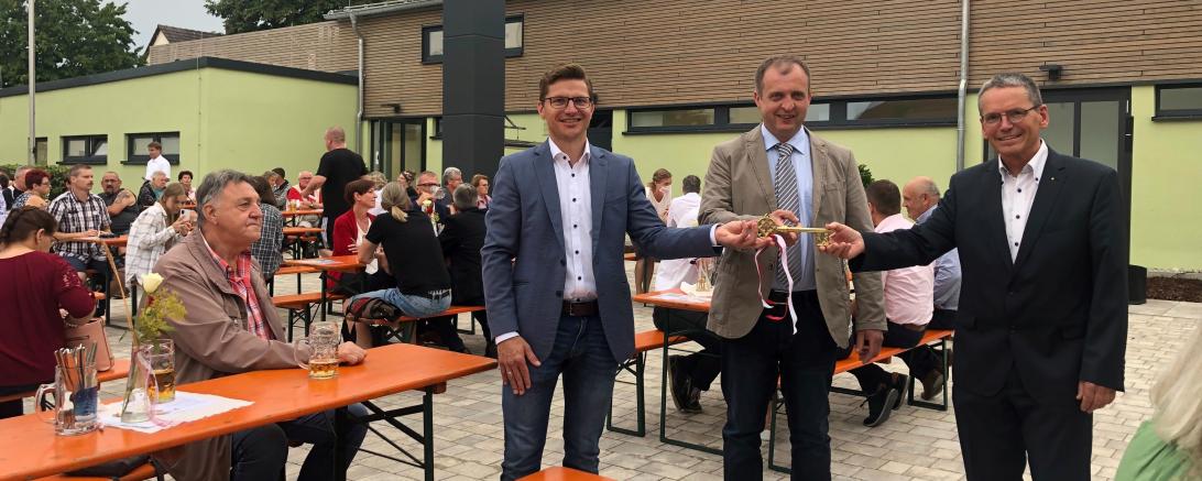 Die symbolische Schlüsselübergabe. Von links: Oberbürgermeister David Wittner, Ortssprecher und Stadtrat Marcus Sienz und Architekt Reiner Schlientz