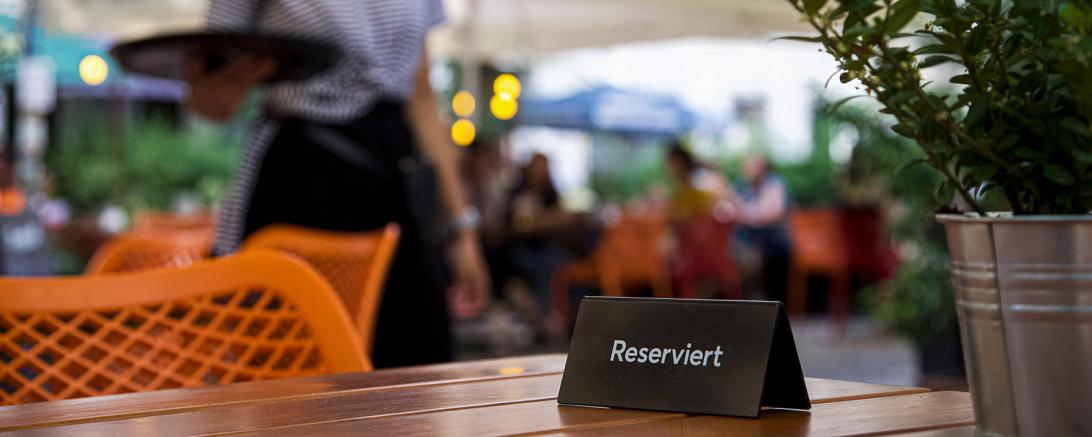 Bild zeigt eine Kellnerin.