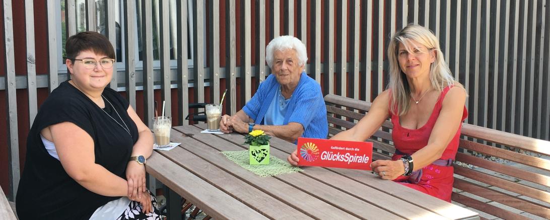 Betreuungs- und Verwaltungskraft Nadine Stöckler, Bewohnerin Erika Haller und Einrichtungsleiterin Heike Frey.