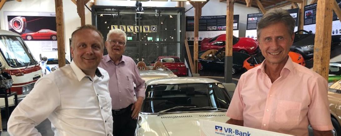 Martin Oberman, 1. Vorsitzender des Vereins "Kinder wollen leben spielen lachen e.V." (rechts) freut sich über eine Spende von 1.000 Euro. Der Verein, mit Sitz in Donauwörth, kümmert sich seit fast 20 Jahren um krebs- und schwerkranke Familien und deren Familien. Den Scheck überreichten Markus (links) und Walter Frey (Mitte) vom Mazda Classic - Automobil Museum Frey in Augsburg. 