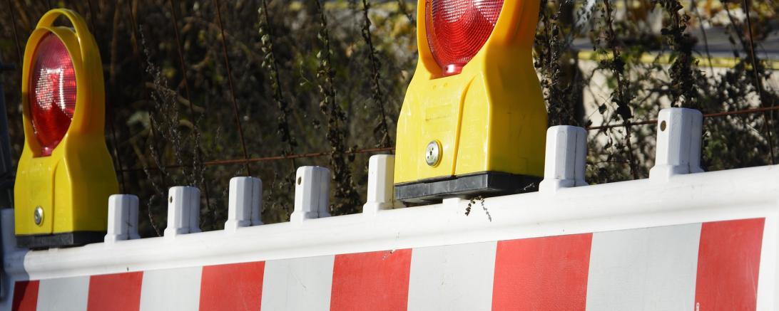 Das Bild zeigt eine Straßensperrung.