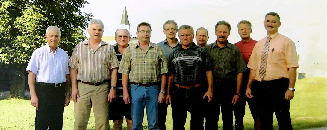 Zehn Männer in zwei Reihen aufgestellt zum Gruppenbild