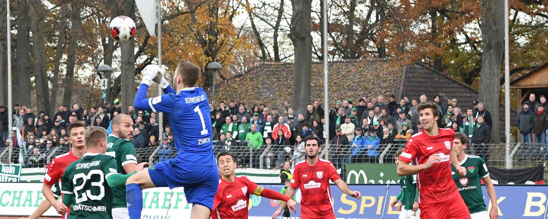 Das Bild zeigt eine Spielsituation beim letzten Aufeinandertreffen in Schweinfurt.