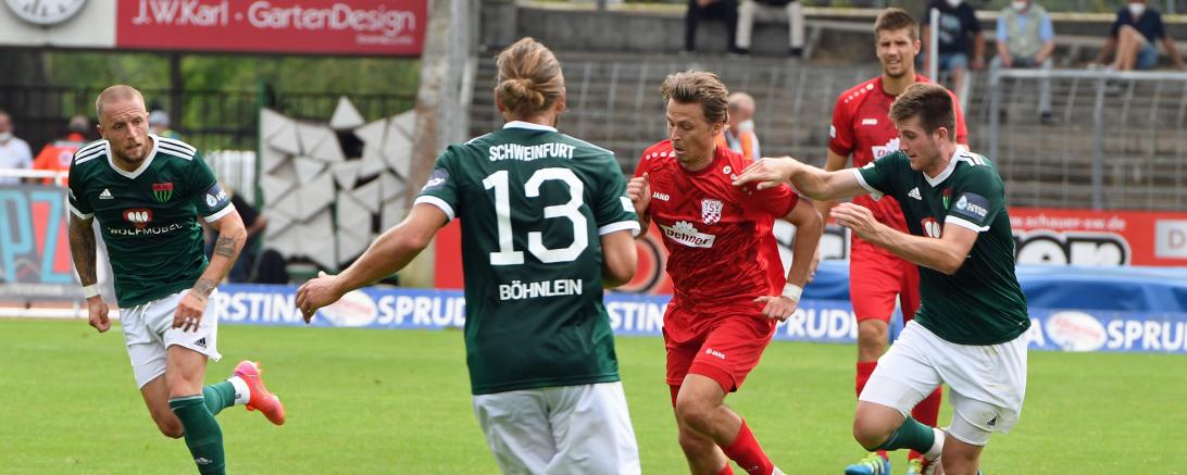 Johannes Müller (rot) im Laufduell mit seinem Schweinfurter Gegenspieler.