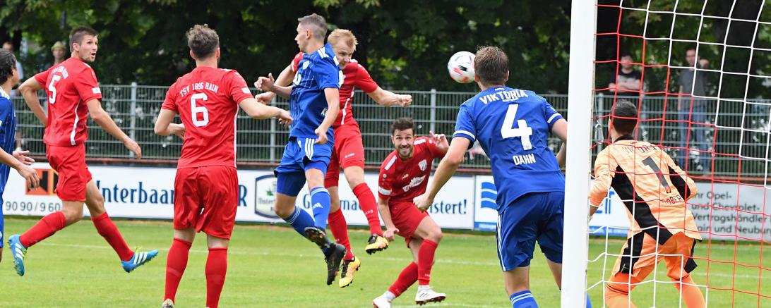 Jonas Greppmeir beim Kopfball, der nur knapp sein Ziel verfehlt.