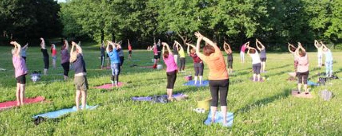 Zugunsten der Hochwasseropfer bot die Nördlingerin Ulrike Eidam Freiluft-Yogastunden an.