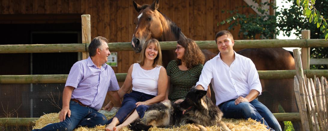 Auf dem Bild zu sehen die Inhaberfamilie Ruisinger.