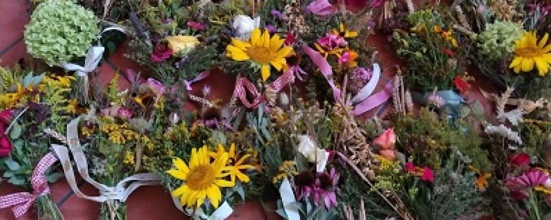 Kräuterbüschel zu Gunsten der Rainer Kirchturm-Renovierung