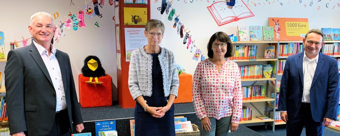 Freude über die Bundesförderung der Gemeindebücherei Tapfheim. Von links: Bürgermeister Karl Malz, Büchereileiterin Gabi Pfefferer, Büchereimitarbeiterin Martina Sailer und Bundestagsabgeordneter Ulrich Lange. 