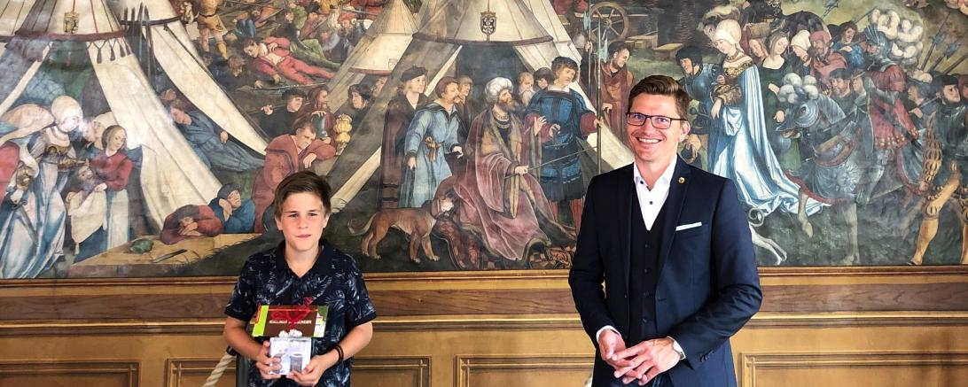 David Wittner und Ilyas Gülmez vor historischem Gemälde