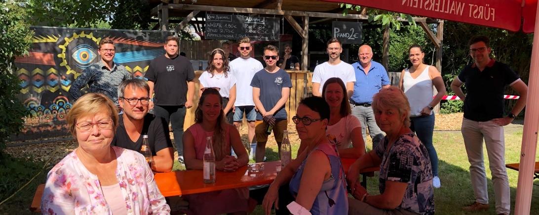 Oberbürgermeister David Wittner mit Vertretern des Stadtrates und des Jugendzentrums Nördlingen.