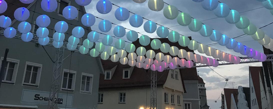 Die CittaSlow-Nights in Nördlingen bieten Gelegenheit ein Tasting oder einen kulinarischen Abend unter den bunten Lampions in der Löpsinger Straße zu genießen.