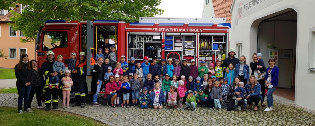 Gruppenbild der Kindergartenkinder und Feuerwehrleute. 