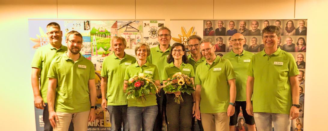 Die neu gewählte Vorstandschaft (von links): Michael Hesselt Beisitzer, Thomas Krepkowski Jugendreferent,  Fritz Funk Beisitzer, Gabi Schmid Schriftführerin, Dr. Bernd Prause Beisitzer, Claudia Reichenbacher 1. Vorsitzende, Ernst Sonnenleitner 3.Vorsitzender, Werner Jäntsch Schatzmeister, Gustav Dinger jun. Naturschutzreferent, Dr. Dieter Wörle 2. Vorsitzender. 