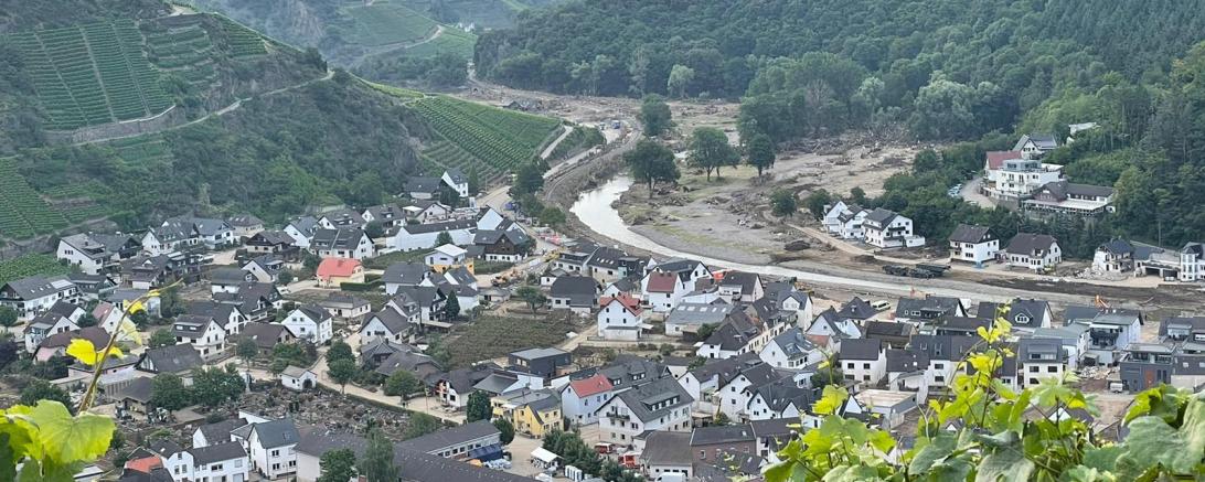 Luftbild einer überfluteten Ortschaft