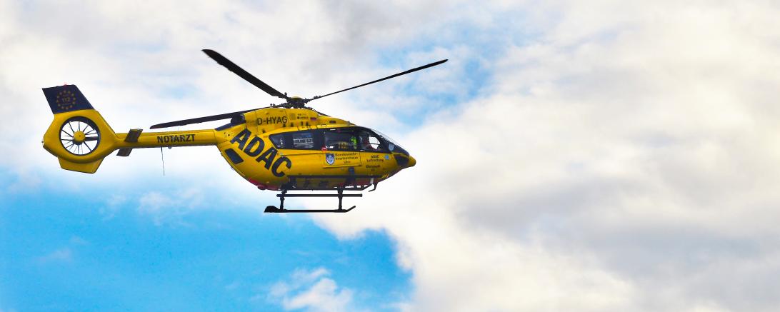 Gelber ADAC-Hubschrauber in der Luft