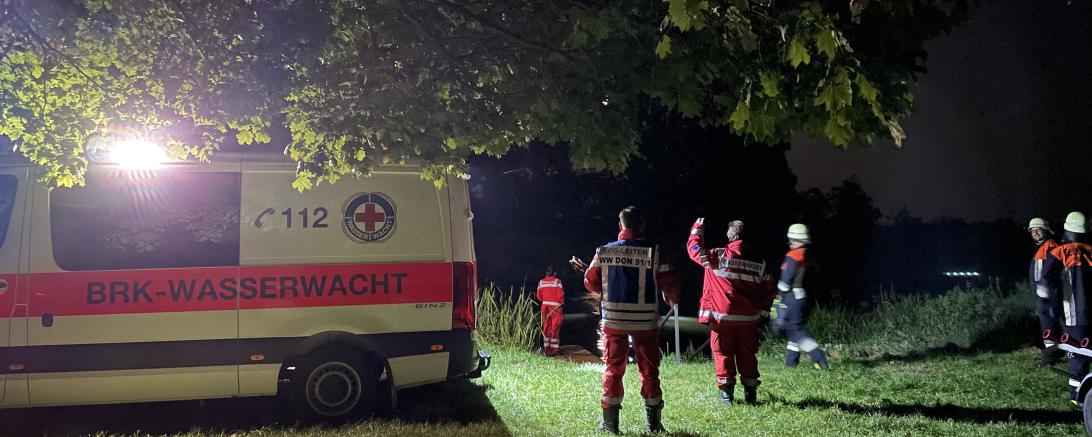 Einsatzkräfte der Wasserwacht suchten die Wörnitz nach der vermissten Person ab.