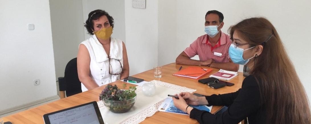 Das Bild zeigt Laiendolmetscher im Gespräch. 