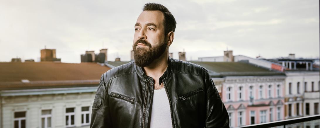 Das Bild zeigt den Sänger Laith AL-Deen. 