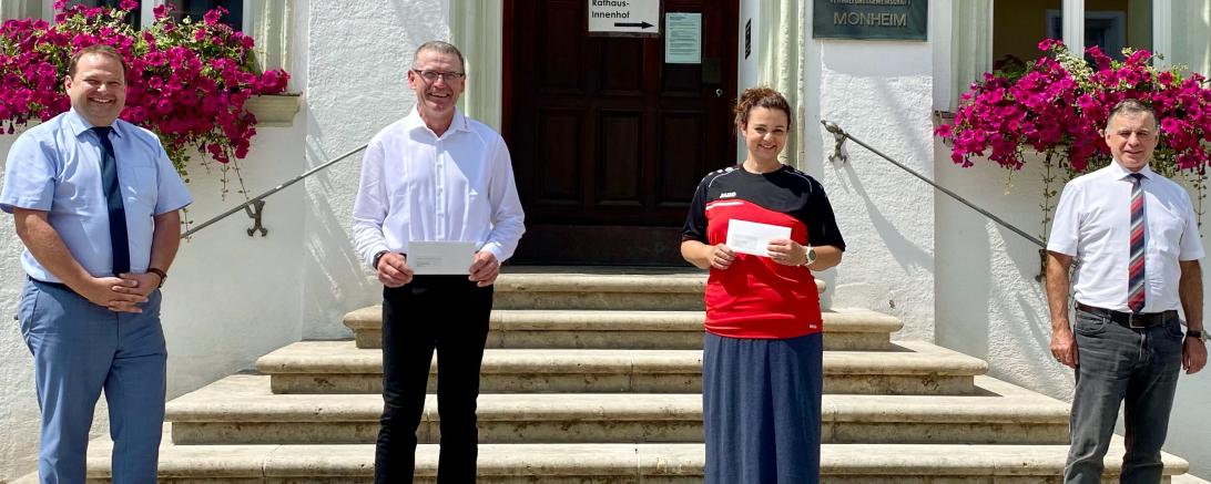 Das Bild zeigt von links Bernd Hörmann (Leiter der Sparkassengeschäftsstelle Monheim), Thomas Brandner (Spartenleiter Karate), Sabrina Geigl (Spartenleiterin Sportakrobatik) und Bürgermeister Günther Pfefferer.
