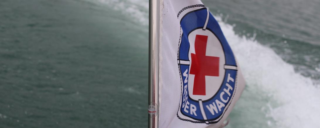 Die Fahne der Wasserwacht.